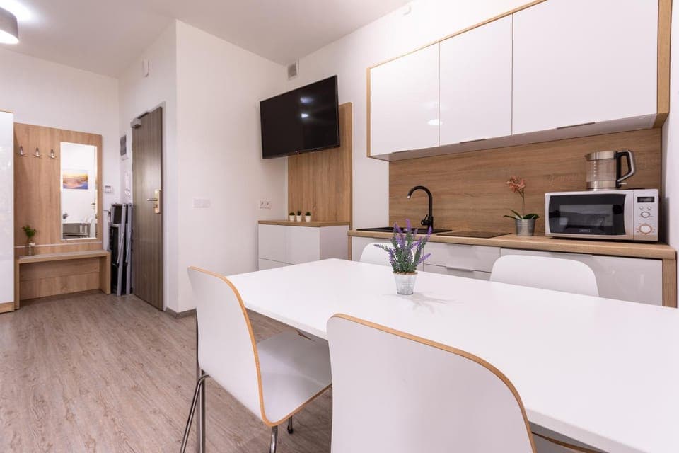 Kitchen or kitchenette, Dining area