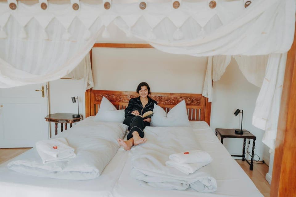 Bed, Bedroom, towels