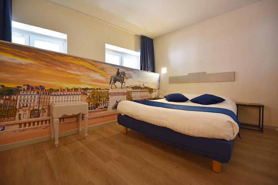 Shower, Bathroom, TV and multimedia, Photo of the whole room, Bedroom, air conditioner