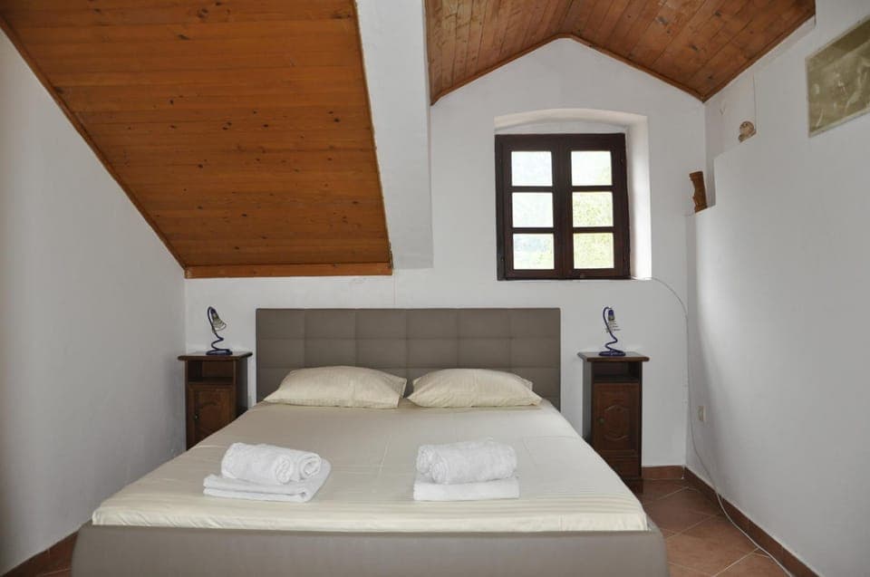 Bed, Photo of the whole room, Bedroom, towels, air conditioner