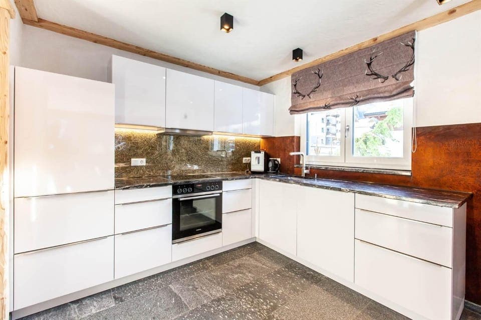 Kitchen or kitchenette, oven