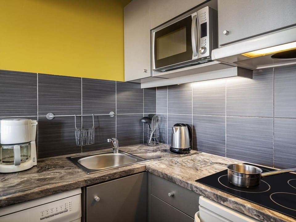 Kitchen or kitchenette, Bedroom, dishwasher, stove