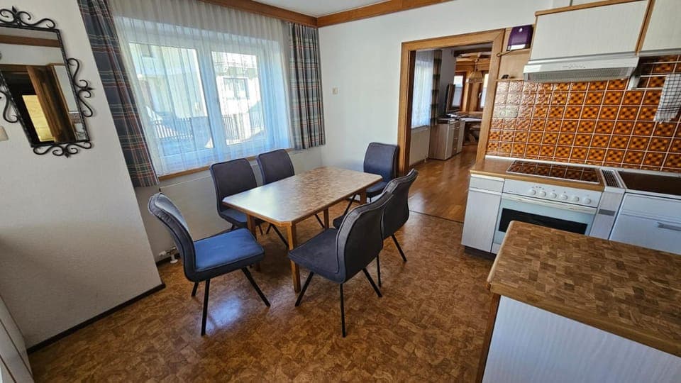 Kitchen or kitchenette, Seating area, Dining area