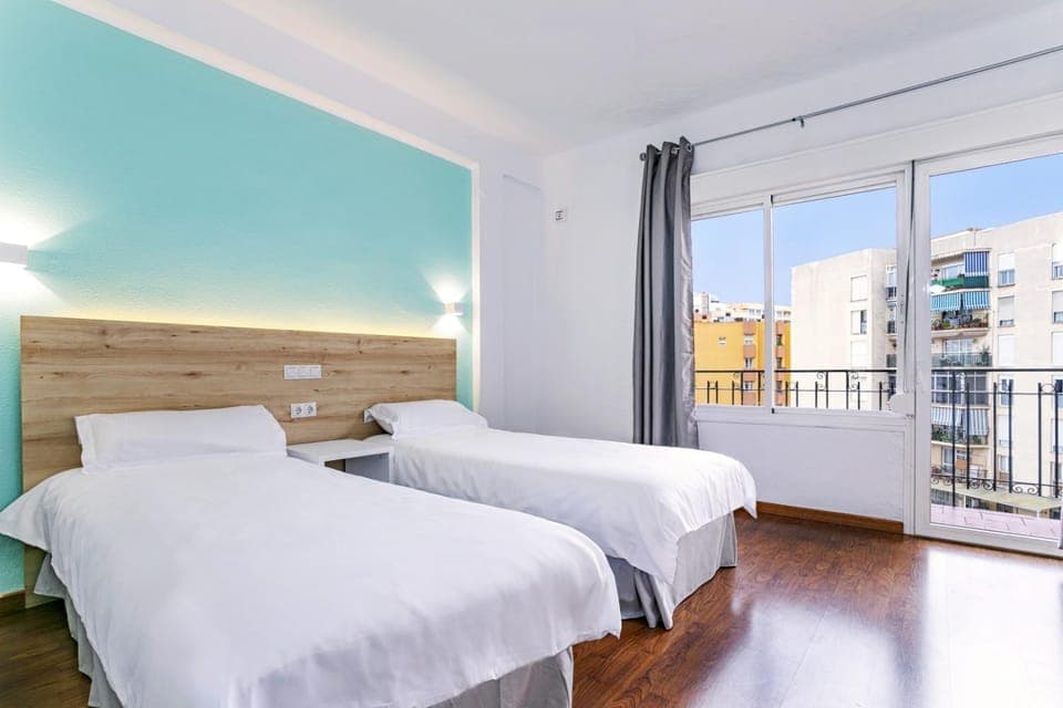 Bed, Photo of the whole room, Bedroom, City view, Street view
