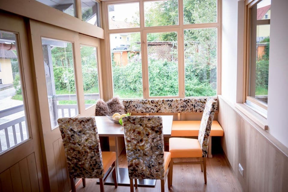 Seating area, Dining area