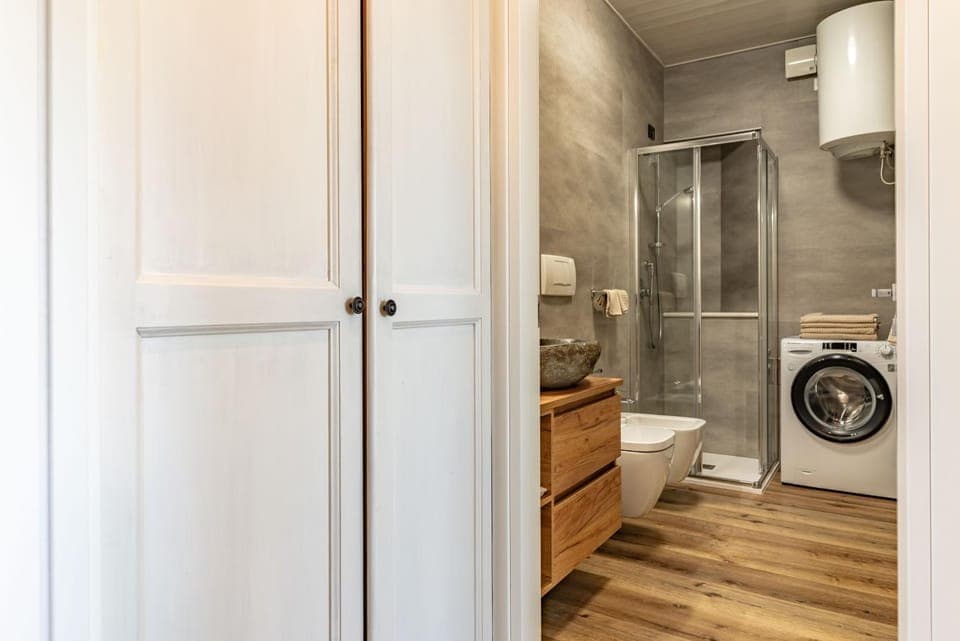 Shower, Bathroom, towels, washing machine