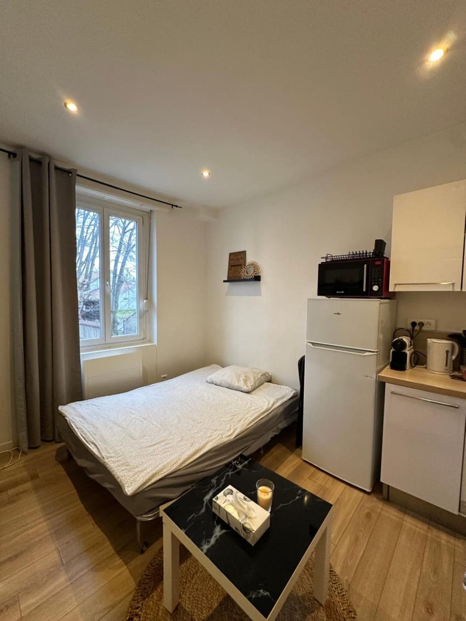 Bed, Kitchen or kitchenette