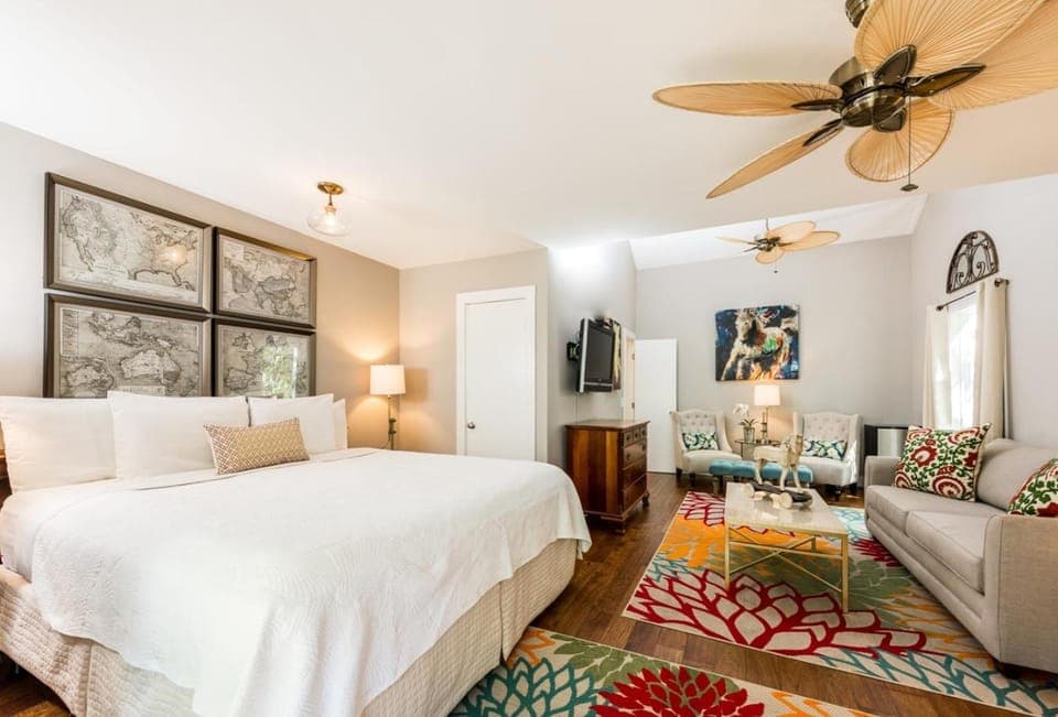 Bed, TV and multimedia, Living room, Photo of the whole room, Seating area, Bedroom, Garden view