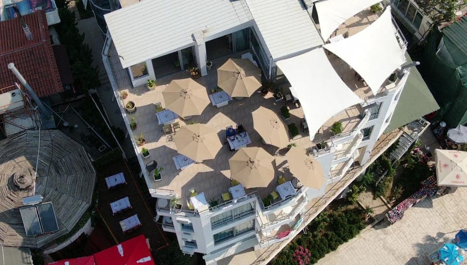 Property building, Restaurant/places to eat, Communal lounge/ TV room, Balcony/Terrace, Lounge or bar