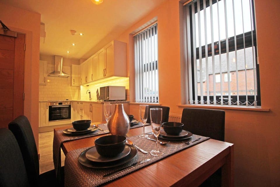 Kitchen or kitchenette, Dining area