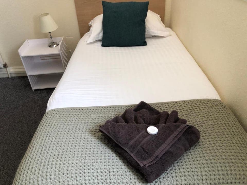 Bed, Bedroom, towels