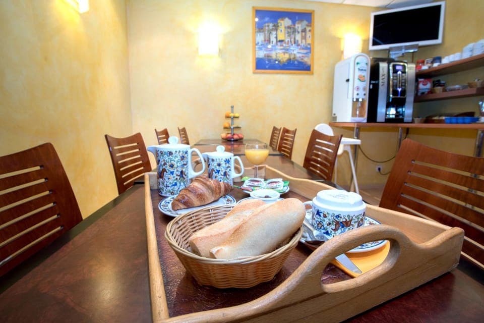 Restaurant/places to eat, Nightclub / DJ, Lounge or bar, Dining area