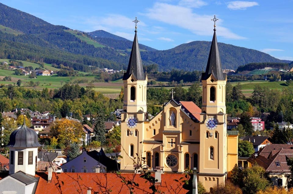 Nearby landmark, Neighbourhood, Natural landscape