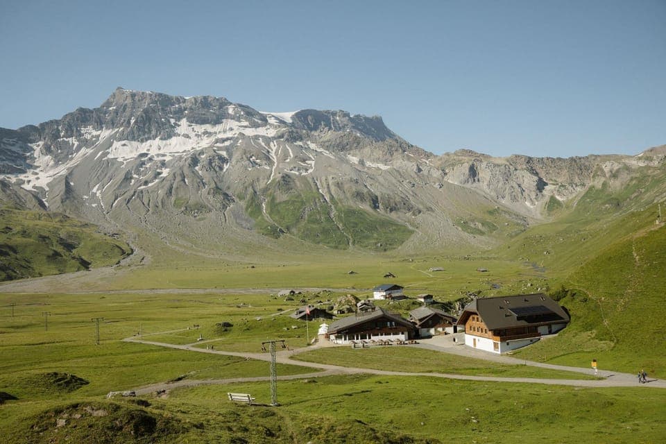 Property building, Restaurant/places to eat, Day, Summer