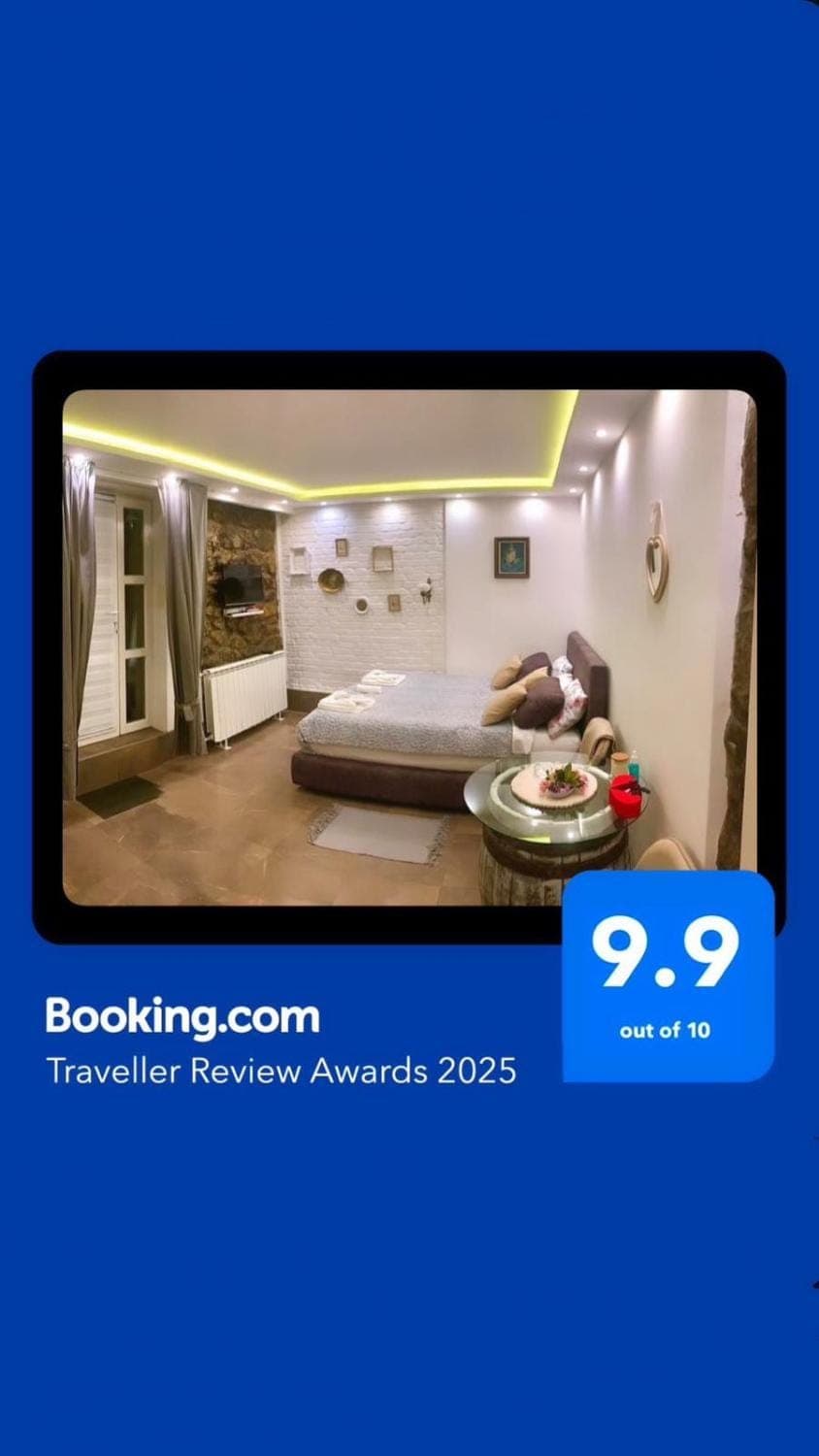 Bed, TV and multimedia, Seating area