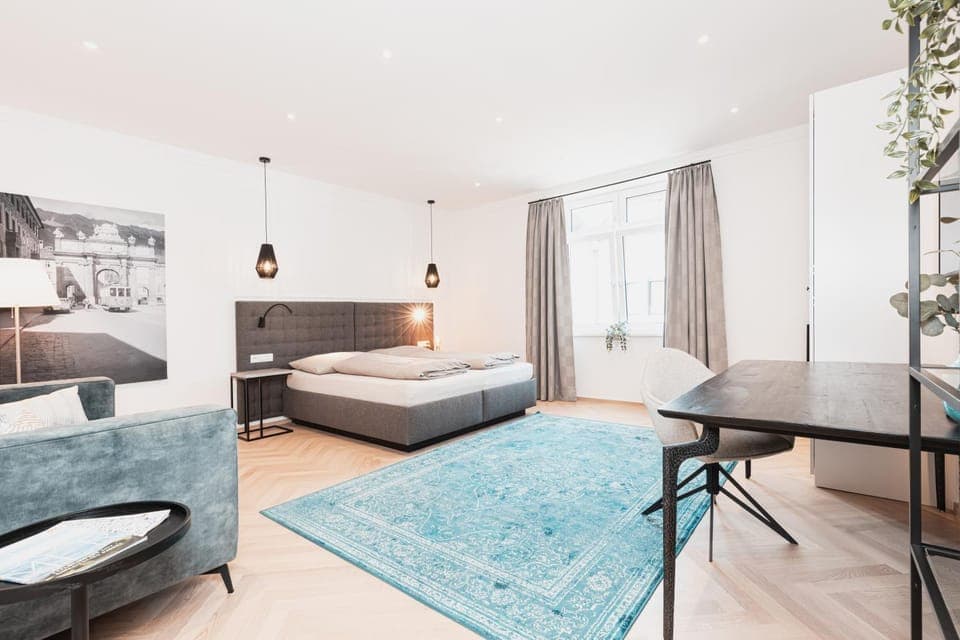 Bed, Living room, Photo of the whole room, Decorative detail, Bedroom