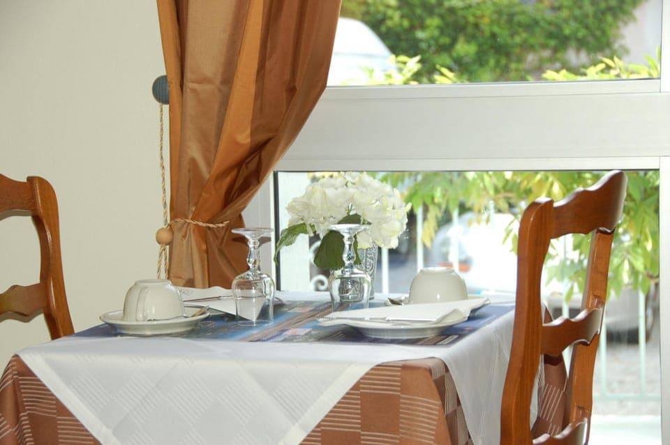 Restaurant/places to eat, Dining area, Breakfast