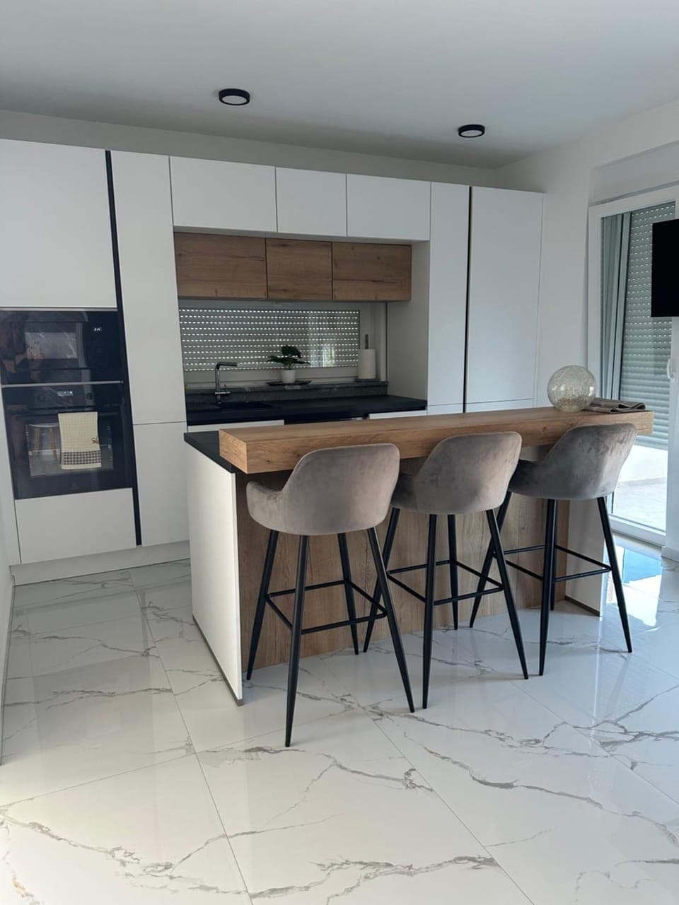 Kitchen or kitchenette, Dining area
