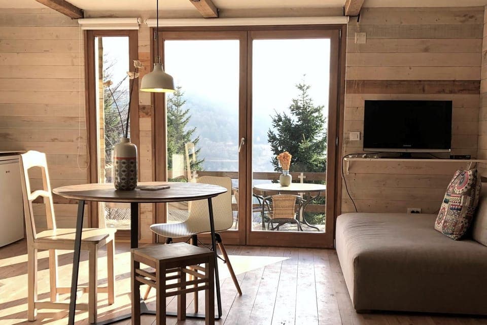 Living room, Seating area, Dining area, Mountain view