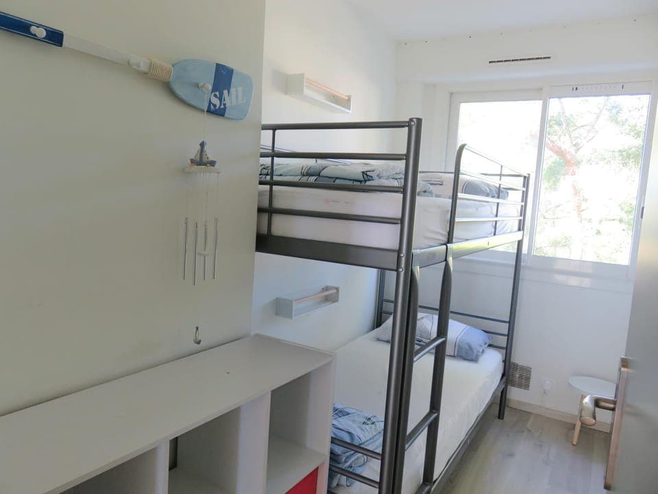 Bedroom, young children, bunk bed