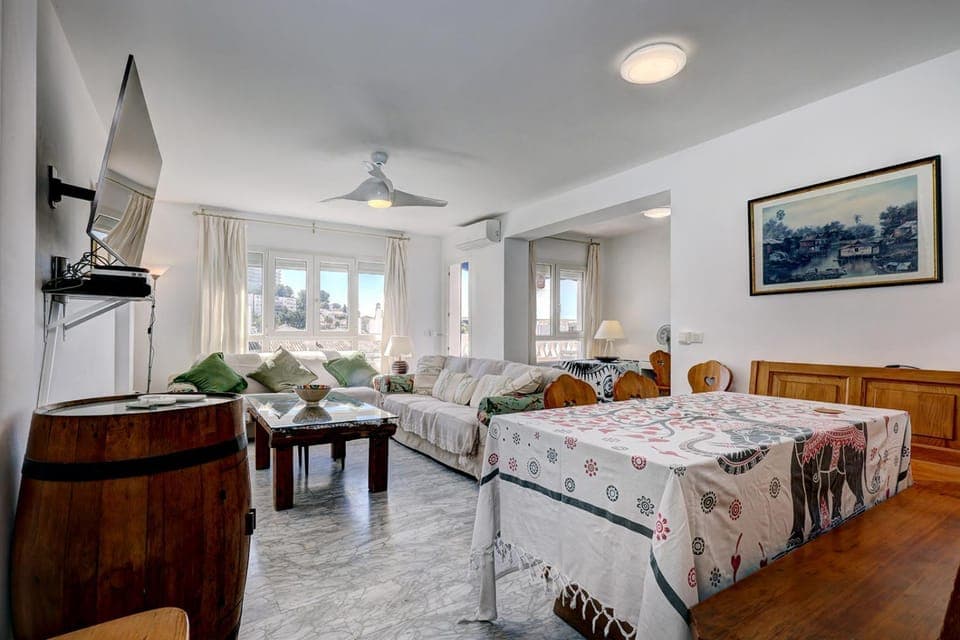 Communal lounge/ TV room, Bed, TV and multimedia, Living room, Photo of the whole room, Seating area, Dining area