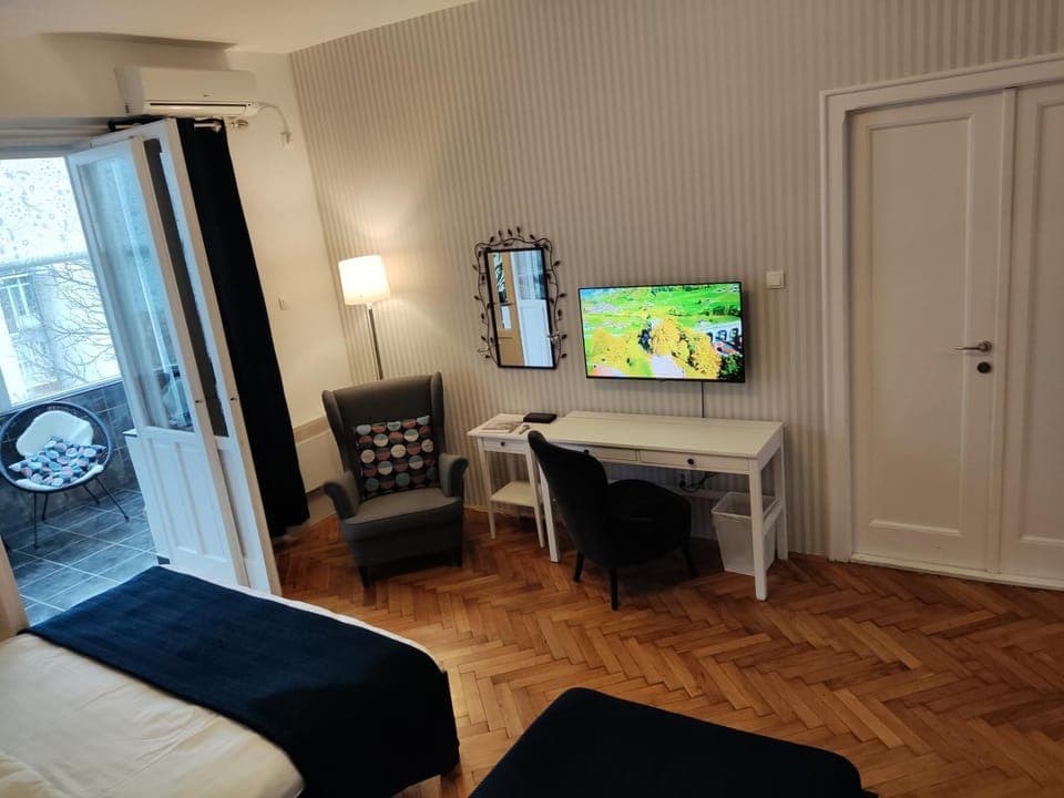 Bed, TV and multimedia, Balcony/Terrace, Bedroom