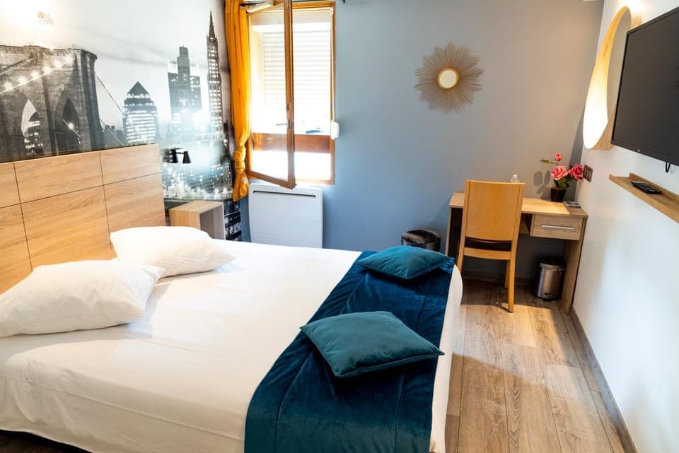 Bed, TV and multimedia, Photo of the whole room, Bedroom