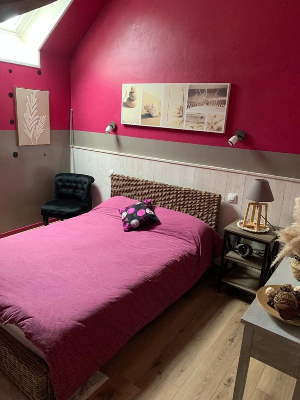 Photo of the whole room, Bedroom