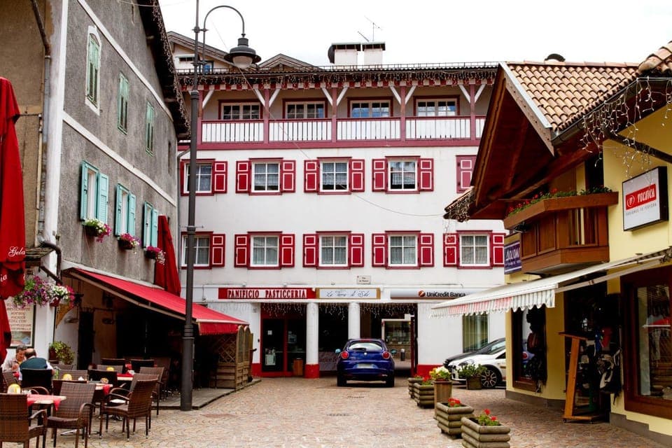 Facade/entrance, Bird's eye view