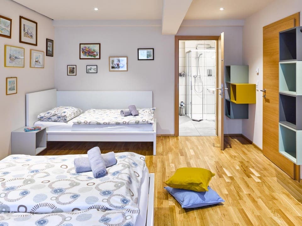 Bed, Bedroom, towels