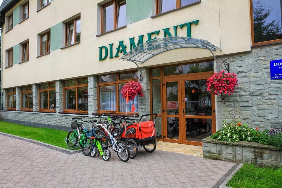 Property building, Facade/entrance, Day, Summer, View (from property/room), Cycling, On site, Street view, Sports