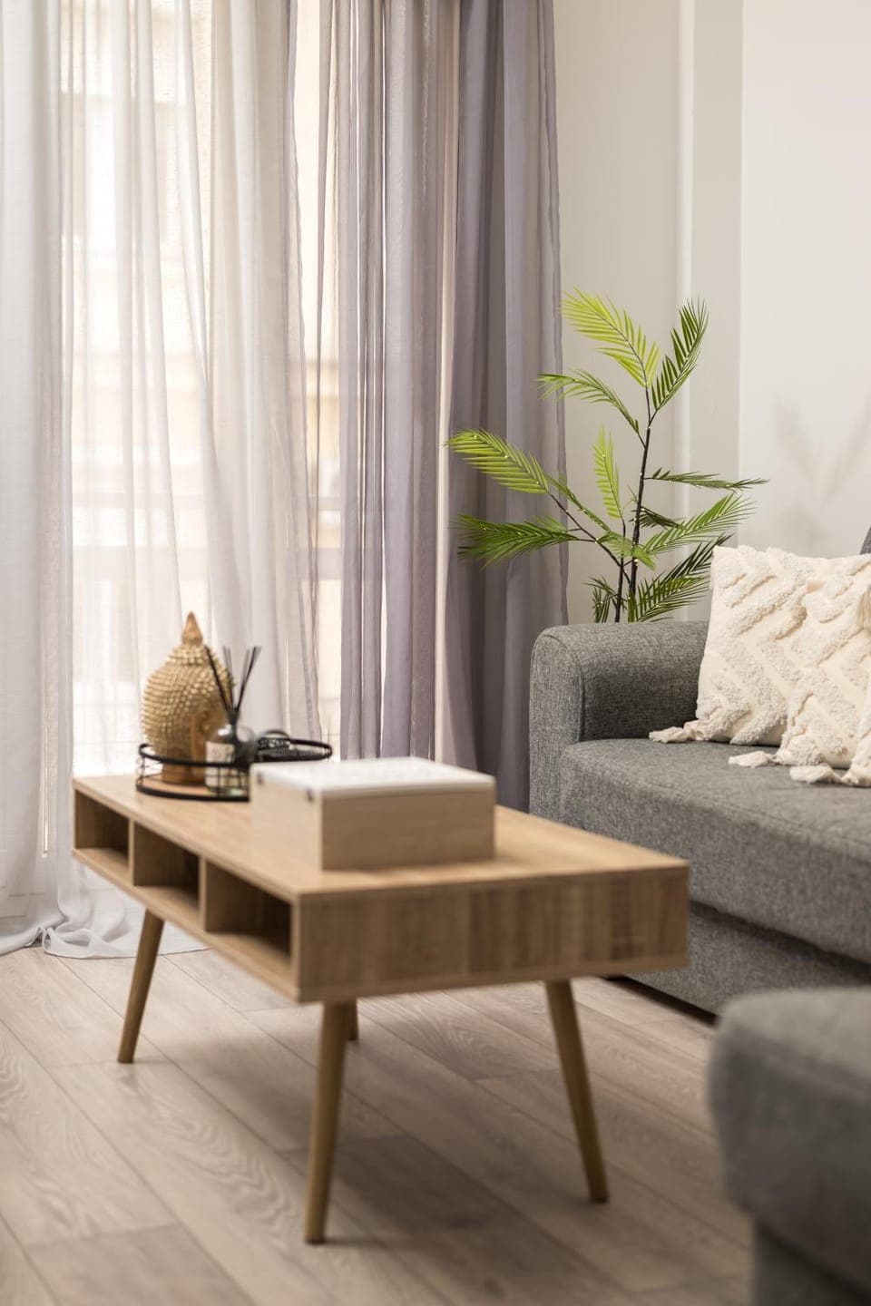 TV and multimedia, Living room, Decorative detail, Decorative detail, Seating area, internet