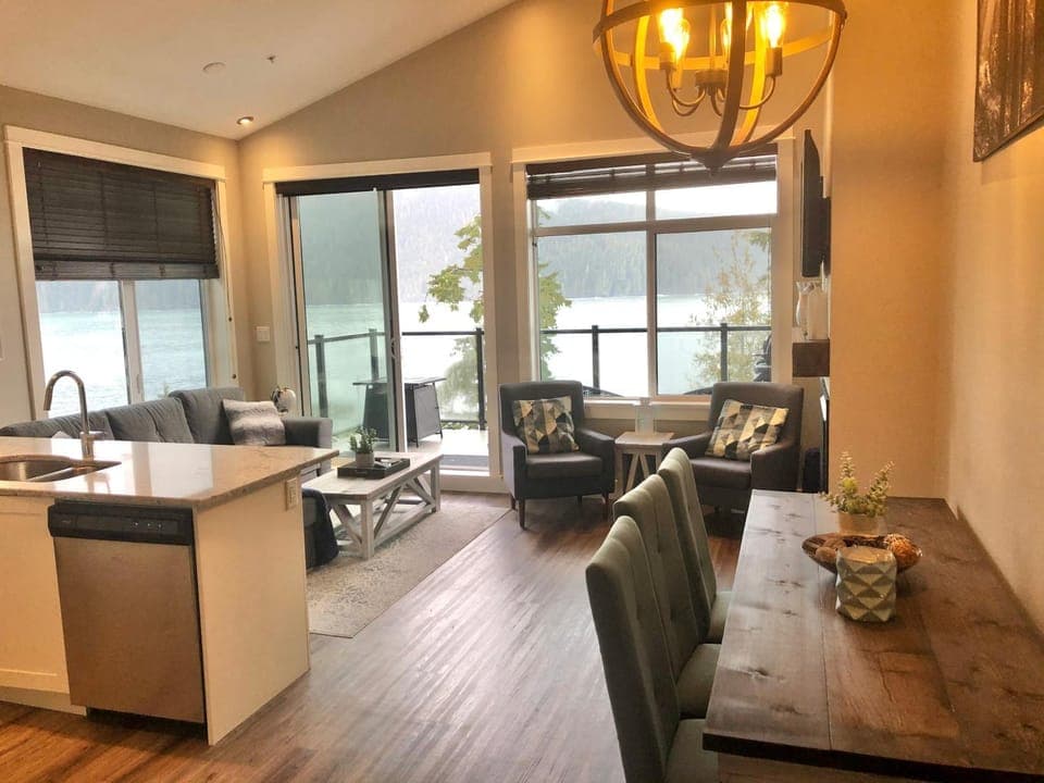 Living room, Seating area, Dining area