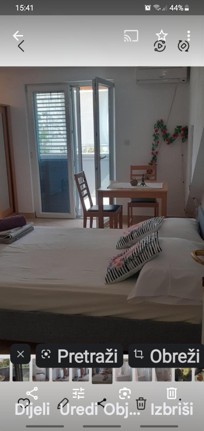 Bed, Photo of the whole room, Text overlay