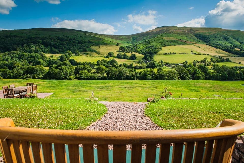 Natural landscape, Garden, View (from property/room), Garden view, Mountain view