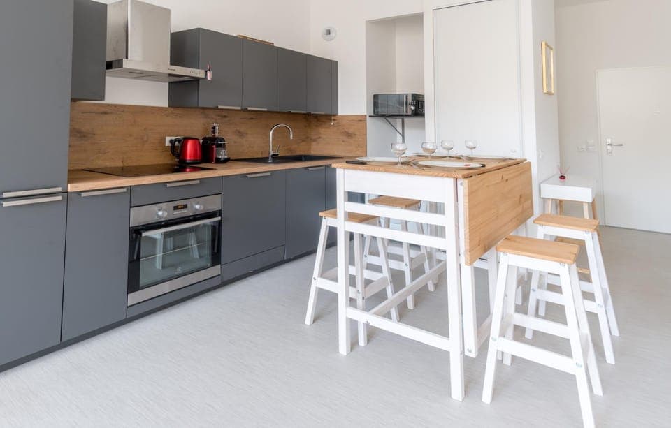 Kitchen or kitchenette, Dining area