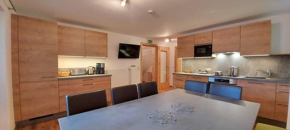 TV and multimedia, Kitchen or kitchenette, Seating area, Dining area, dishwasher, oven, stove