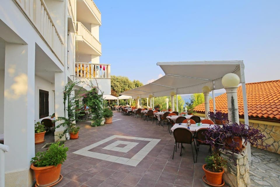 Patio, Restaurant/places to eat, Lunch, Dinner, Alcoholic drinks, Non alcoholic drinks