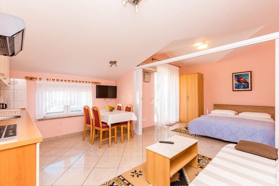 Bed, TV and multimedia, Kitchen or kitchenette, Photo of the whole room, Dining area, hair dresser, air conditioner