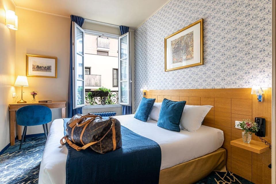 Bed, Photo of the whole room, Seating area, Bedroom, City view