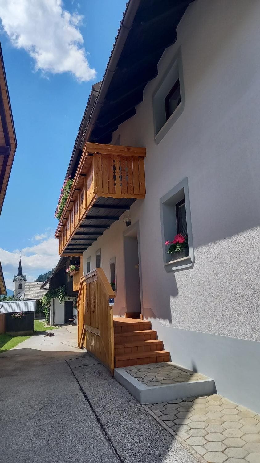 Property building, Day, Balcony/Terrace