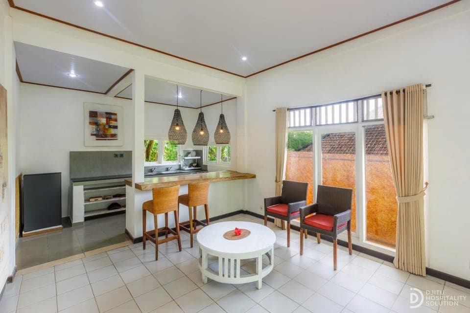 Kitchen or kitchenette, Living room, Seating area, Dining area