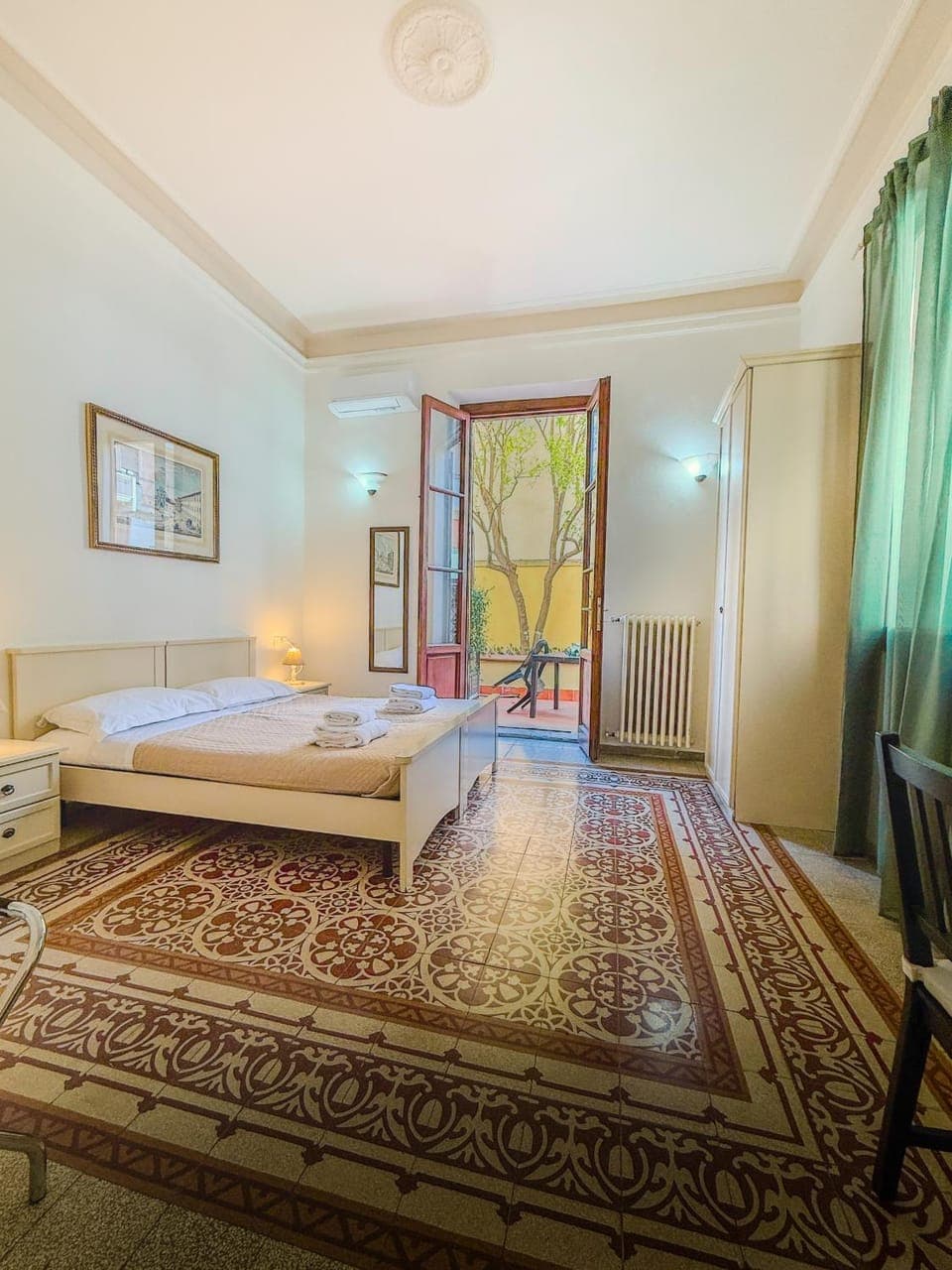 Bed, Seating area, Bedroom, Garden view