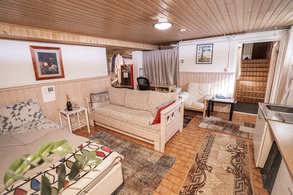 Photo of the whole room, Business facilities