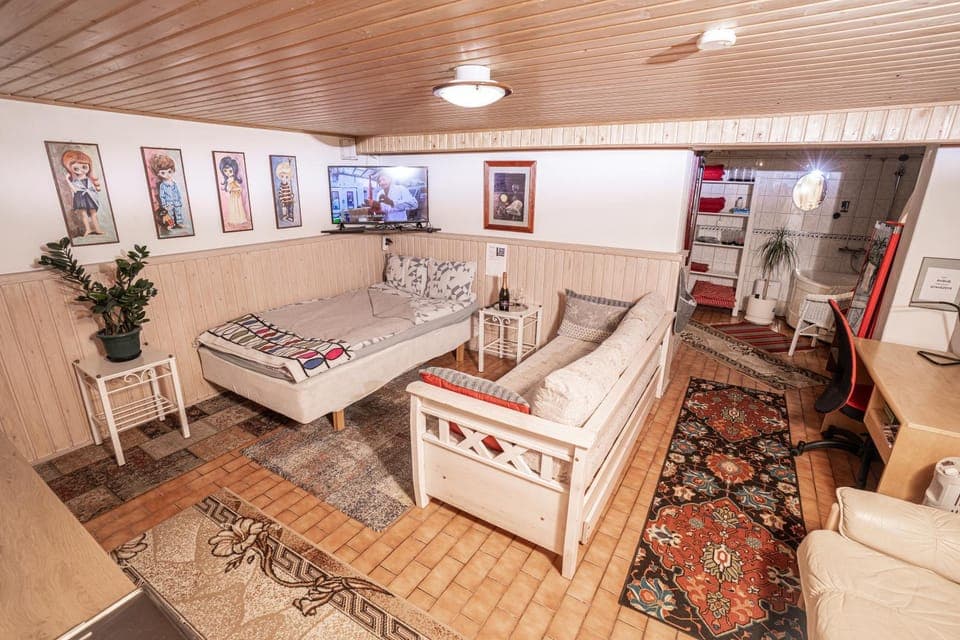 Photo of the whole room, Seating area