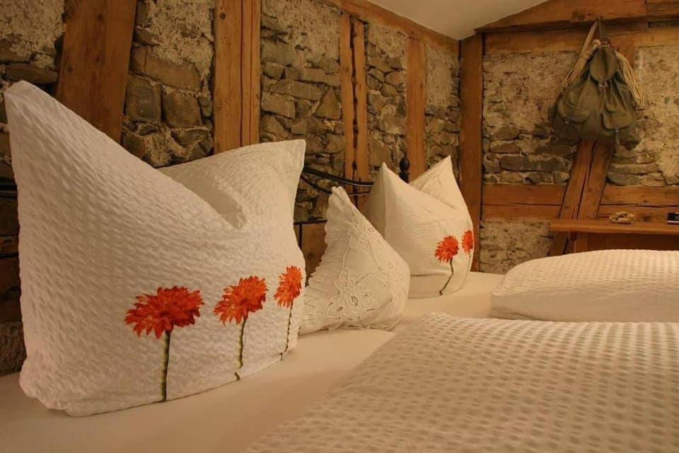 Bed, Photo of the whole room, Decorative detail, Bedroom