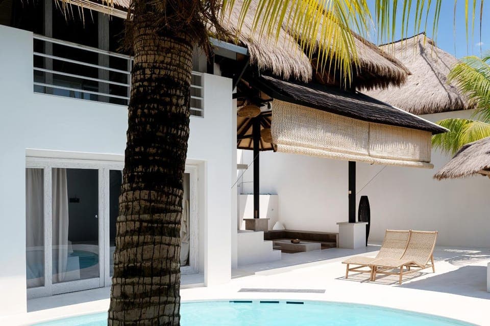 Patio, Swimming pool, sunbed