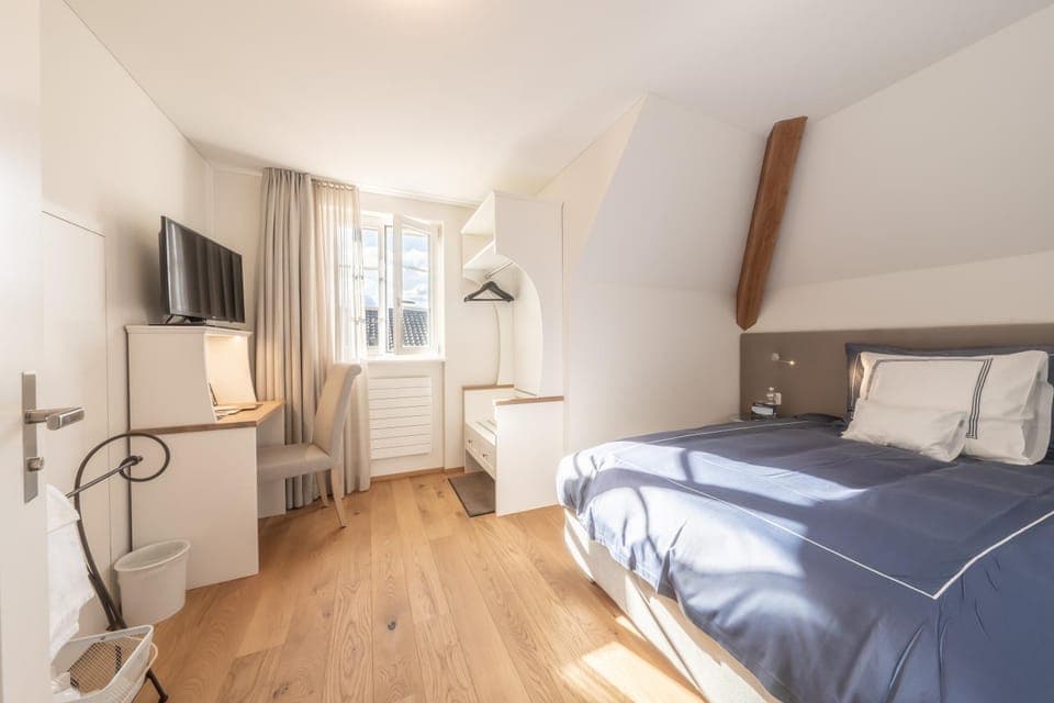 Photo of the whole room, Bedroom