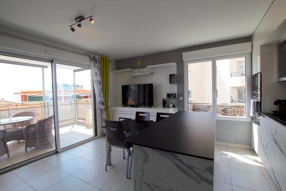 TV and multimedia, Kitchen or kitchenette, Dining area