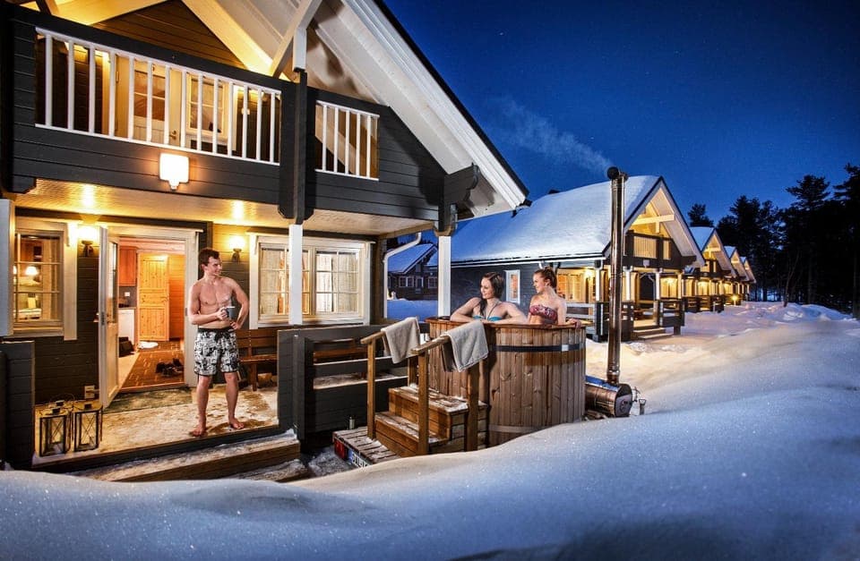 Facade/entrance, Winter, group of guests